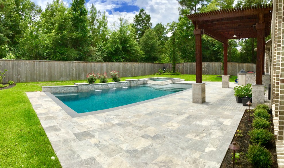Aménagement d'un couloir de nage arrière contemporain de taille moyenne et rectangle avec un bain bouillonnant et des pavés en pierre naturelle.