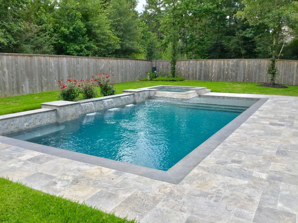 На фото: спортивный, прямоугольный бассейн среднего размера на заднем дворе в современном стиле с джакузи и покрытием из каменной брусчатки