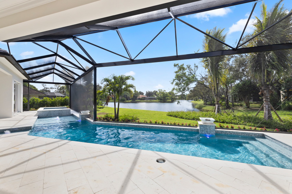 Modelo de piscinas y jacuzzis clásicos renovados grandes a medida en patio trasero con suelo de baldosas