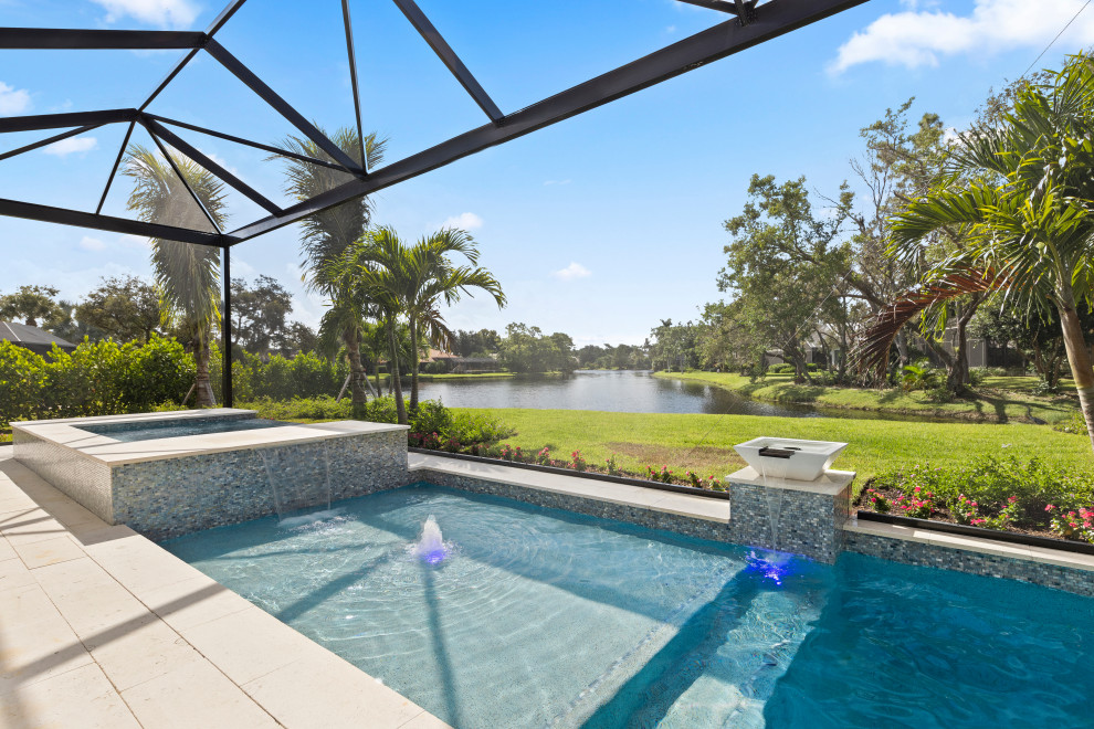Foto di una grande piscina classica personalizzata dietro casa con una vasca idromassaggio e piastrelle