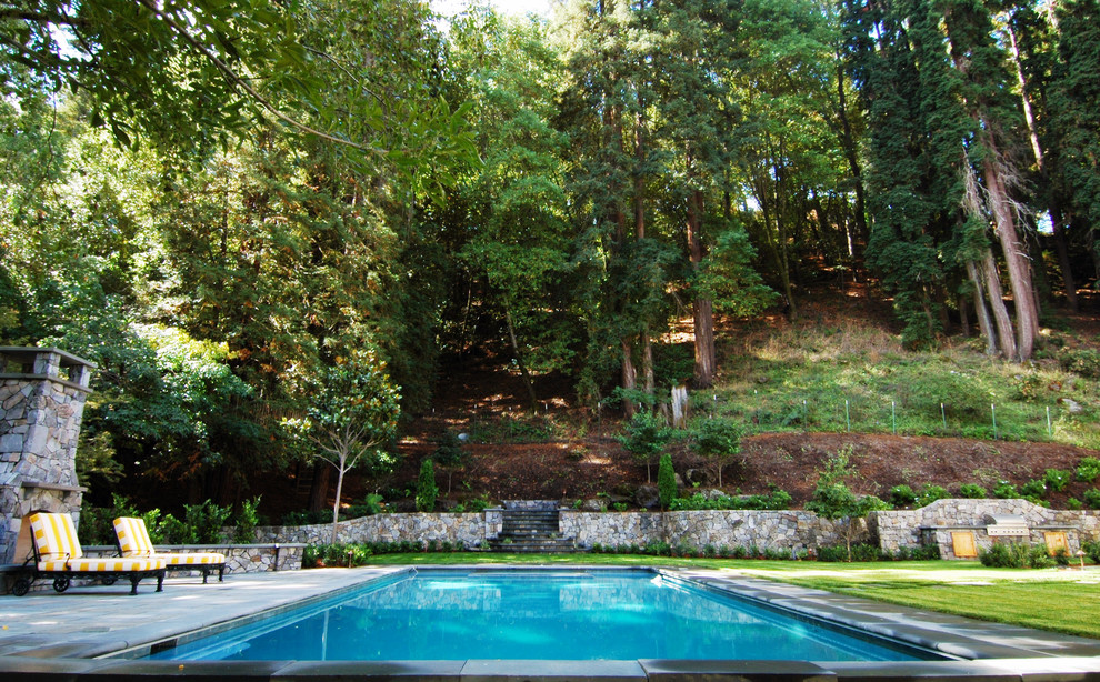 Ejemplo de piscina alargada tradicional renovada grande rectangular en patio trasero con losas de hormigón