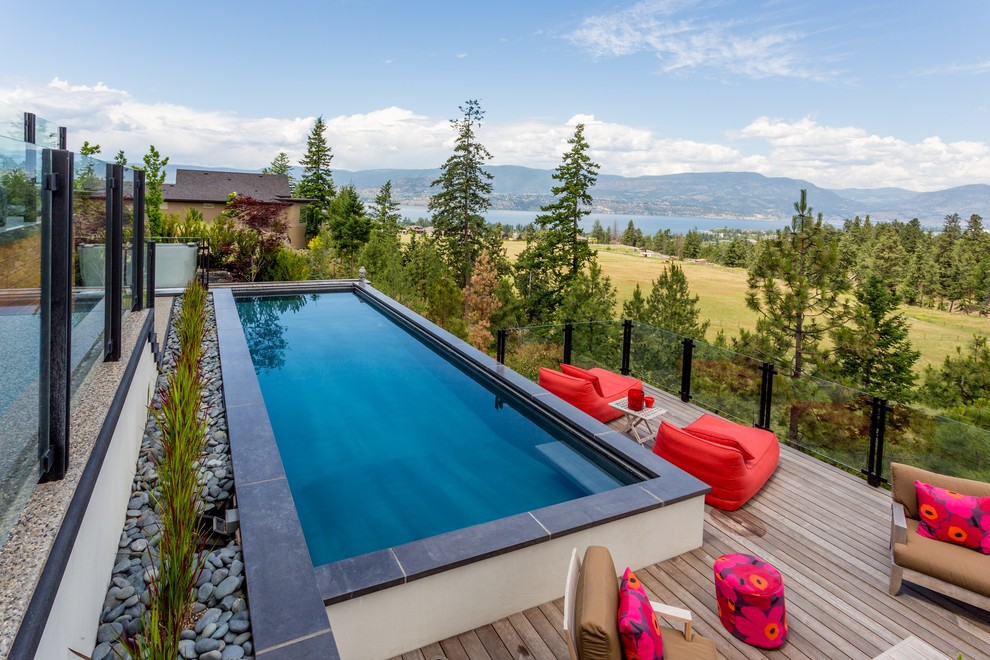 Réalisation d'une piscine design avec une terrasse en bois.
