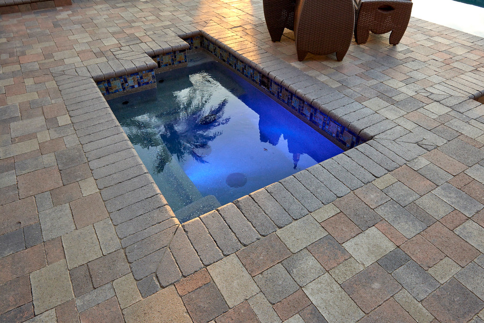 Foto di una piscina fuori terra design rettangolare di medie dimensioni e dietro casa con pavimentazioni in cemento