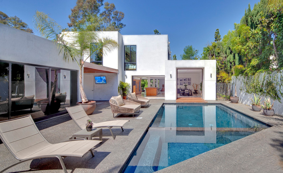 This is an example of a modern swimming pool in Orange County.