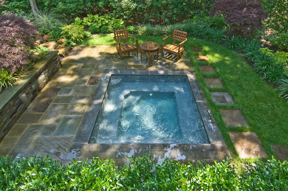На фото: прямоугольный бассейн в классическом стиле с покрытием из каменной брусчатки