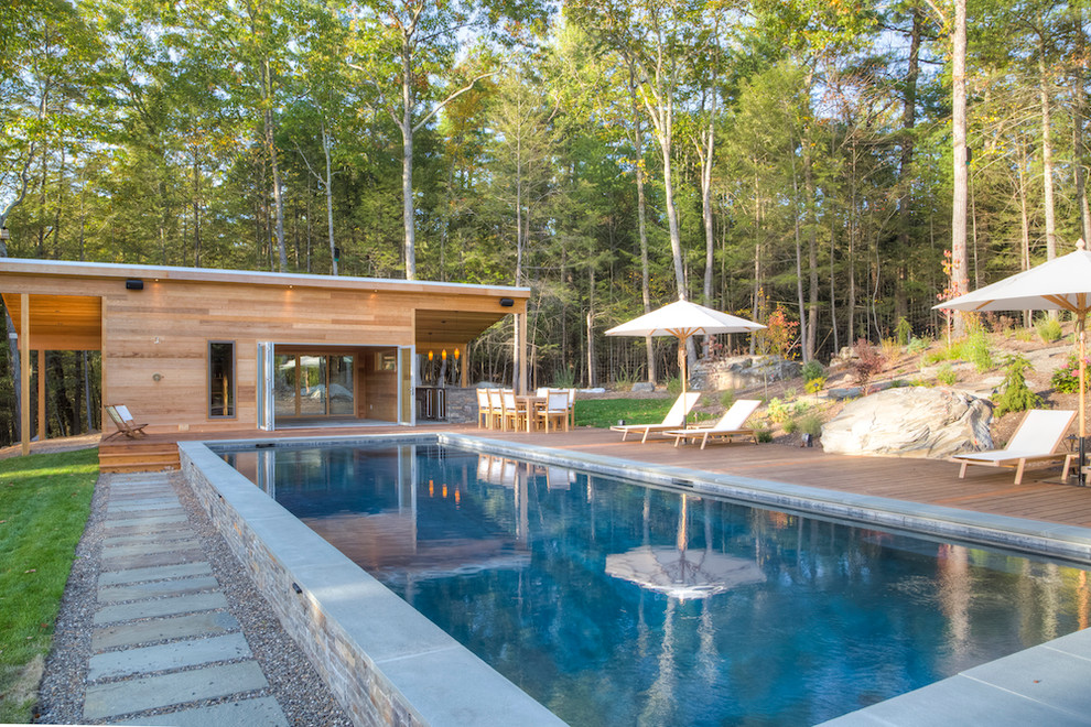 Foto de casa de la piscina y piscina alargada minimalista de tamaño medio rectangular en patio lateral con entablado