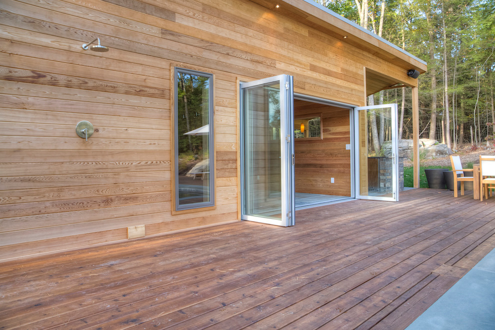 Imagen de casa de la piscina y piscina alargada rústica de tamaño medio rectangular en patio lateral con entablado