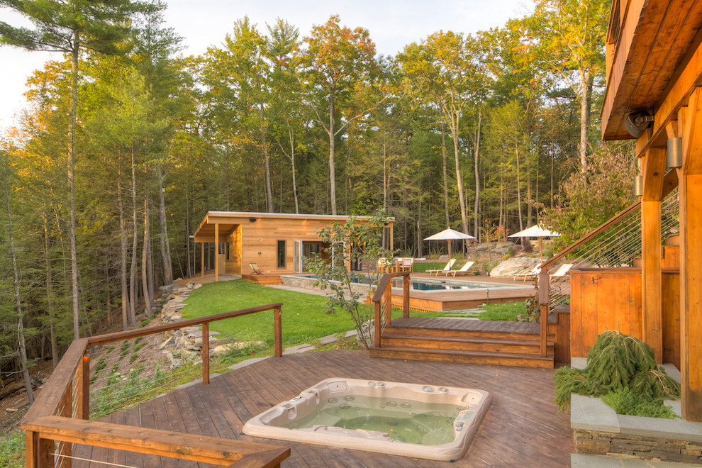 Idées déco pour une piscine latérale montagne rectangle et de taille moyenne avec une terrasse en bois.