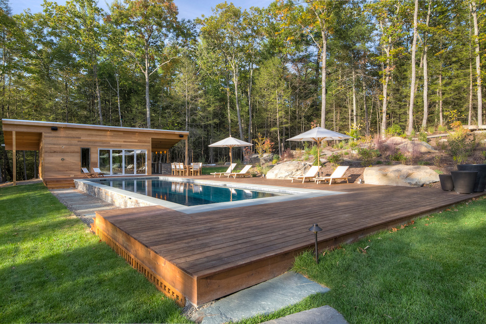 Foto di una piscina monocorsia rustica rettangolare nel cortile laterale e di medie dimensioni con una dépendance a bordo piscina e pedane