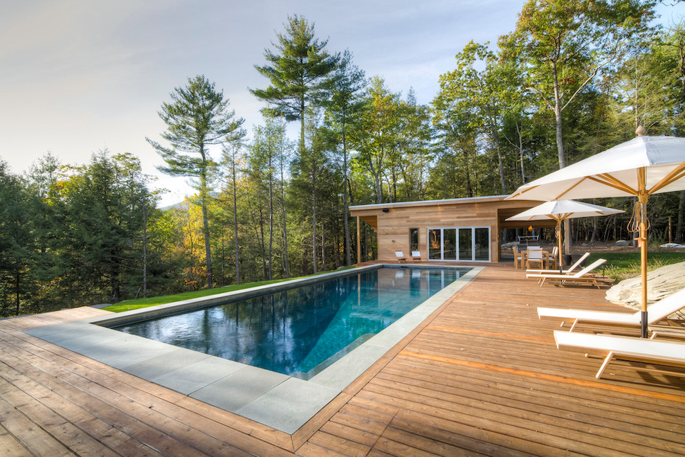 Modelo de casa de la piscina y piscina alargada rústica de tamaño medio rectangular en patio lateral con entablado