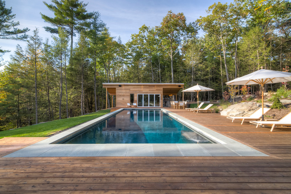 Esempio di una piscina monocorsia stile rurale rettangolare nel cortile laterale e di medie dimensioni con una dépendance a bordo piscina e pedane