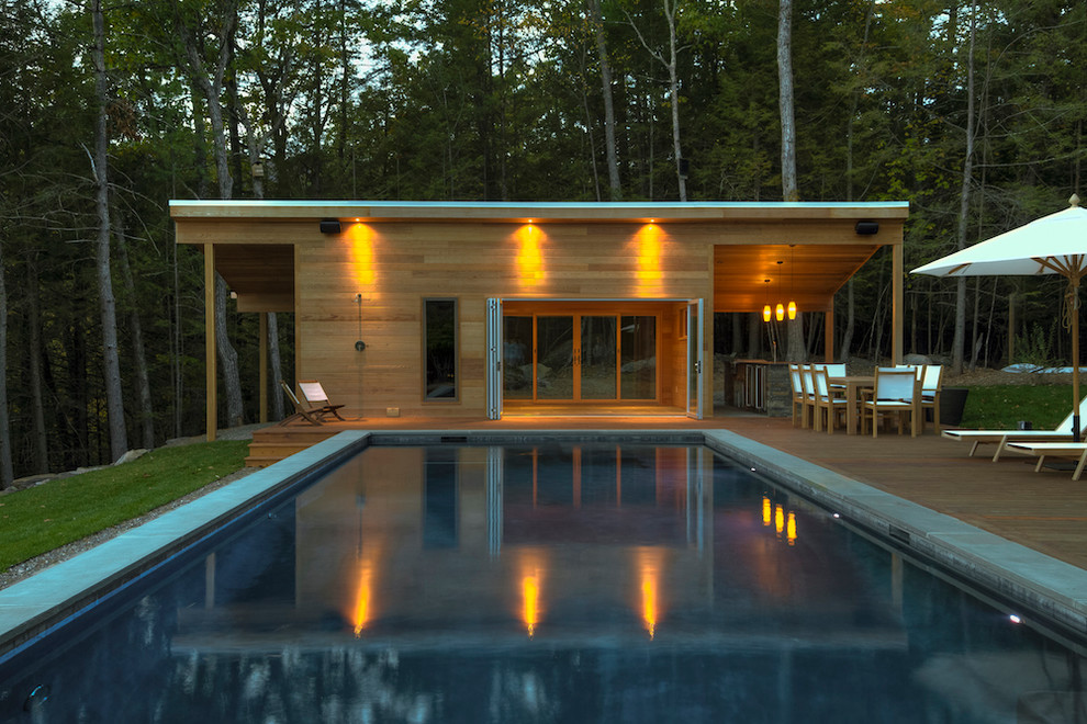Imagen de casa de la piscina y piscina alargada rural de tamaño medio rectangular en patio lateral con entablado