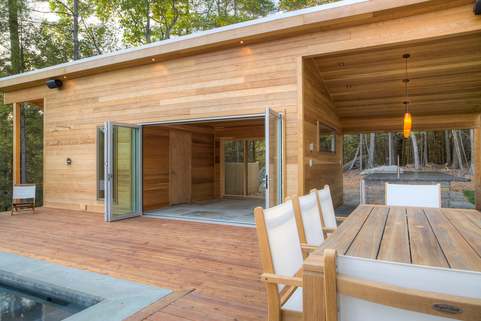 Cette image montre une piscine latérale chalet rectangle et de taille moyenne avec une terrasse en bois.