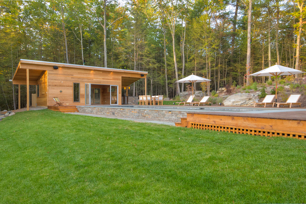 Diseño de casa de la piscina y piscina alargada rústica de tamaño medio rectangular en patio lateral con entablado