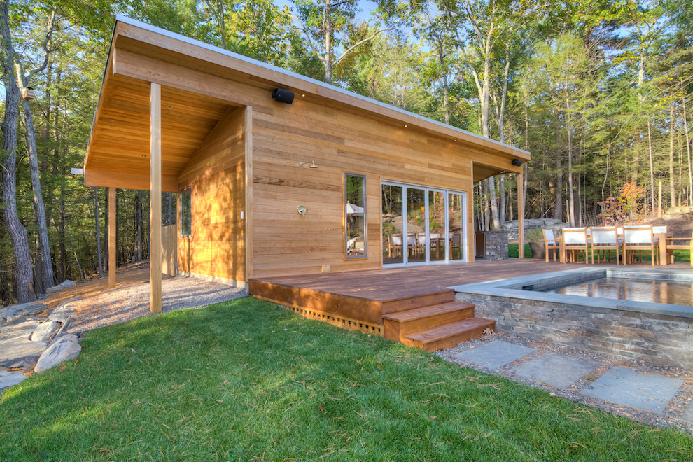 Diseño de casa de la piscina y piscina alargada rústica de tamaño medio rectangular en patio lateral con entablado