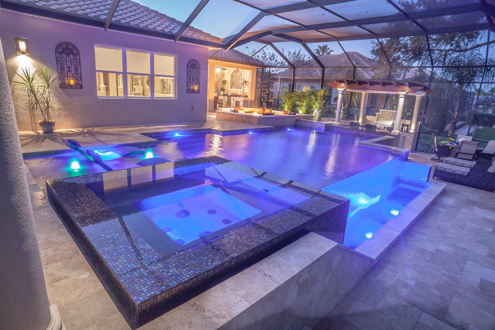 Modelo de piscina tradicional renovada de tamaño medio a medida en patio trasero con adoquines de piedra natural