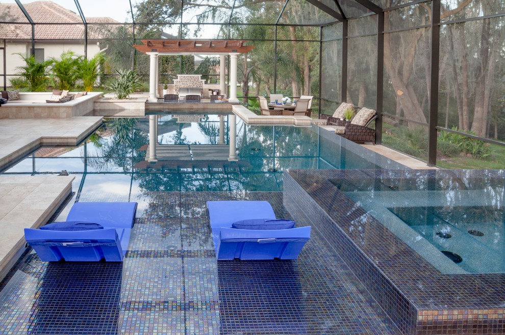 Foto de piscina con fuente clásica renovada de tamaño medio a medida en patio trasero con adoquines de piedra natural