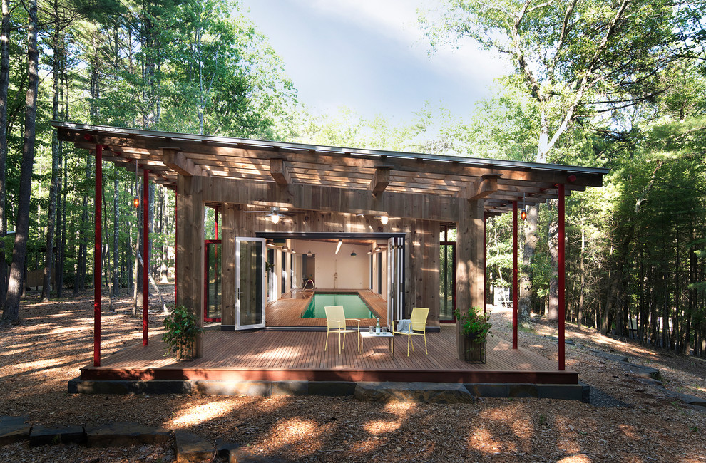 Réalisation d'une piscine chalet rectangle avec une terrasse en bois.
