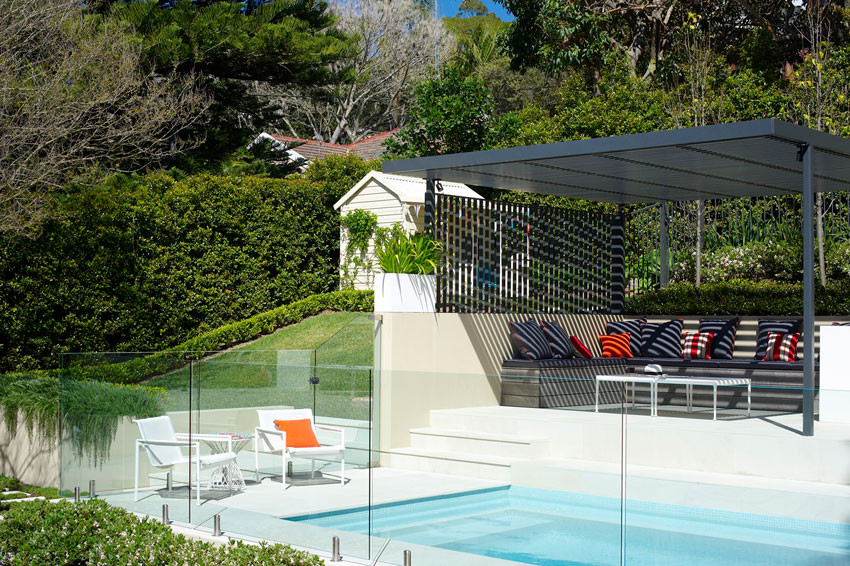 Diseño de piscina contemporánea de tamaño medio en patio trasero