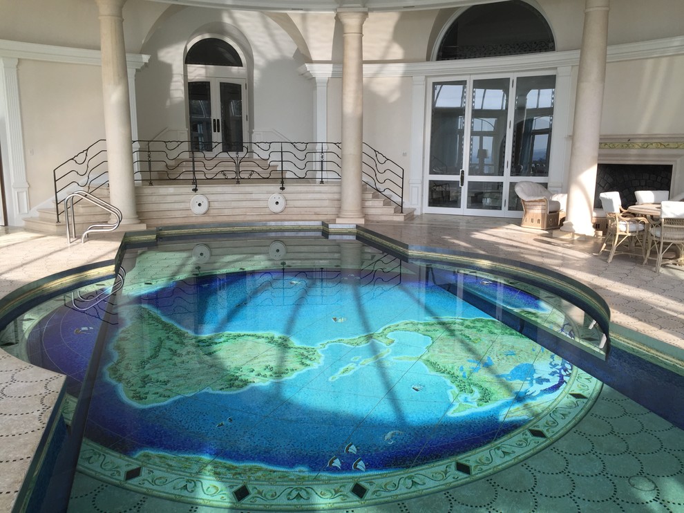Ispirazione per una grande piscina coperta bohémian personalizzata con una dépendance a bordo piscina e piastrelle