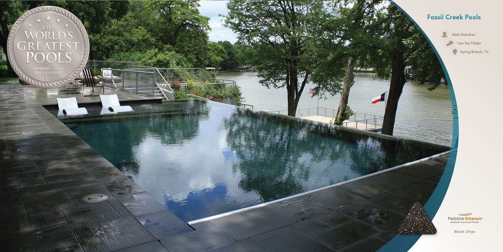 Ejemplo de piscinas y jacuzzis infinitos modernos de tamaño medio rectangulares en patio trasero con suelo de baldosas