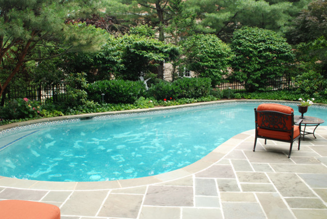 На фото: маленький естественный бассейн произвольной формы на заднем дворе в классическом стиле с фонтаном и покрытием из каменной брусчатки для на участке и в саду