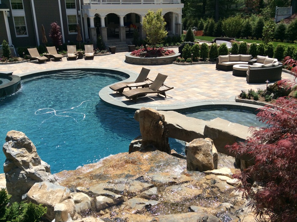 Exempel på en klassisk pool på baksidan av huset