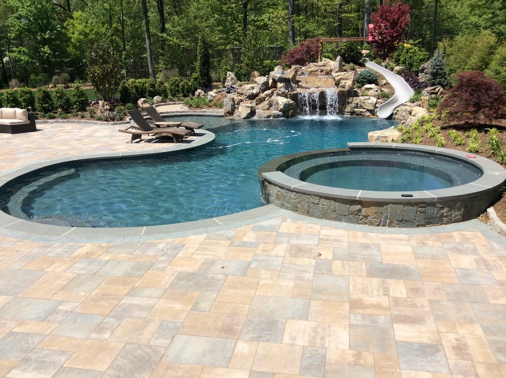 Стильный дизайн: бассейн на заднем дворе в классическом стиле с водной горкой - последний тренд