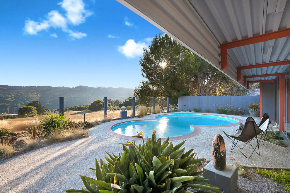 Immagine di una piscina minimalista personalizzata dietro casa con graniglia di granito