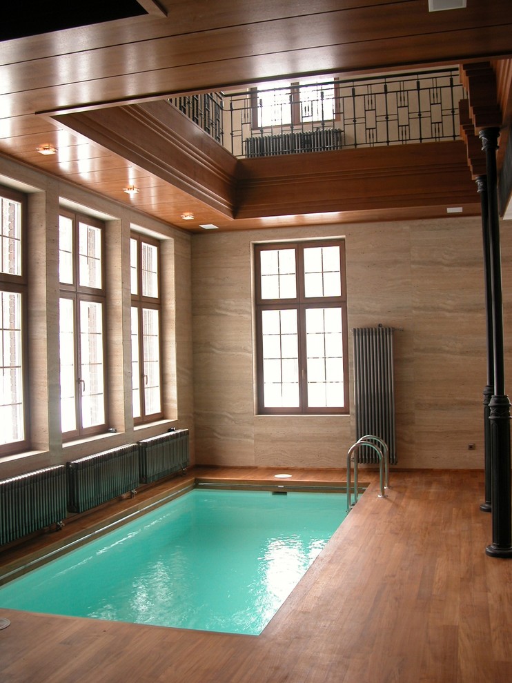 Идея дизайна: маленький спортивный, прямоугольный бассейн в доме в викторианском стиле с настилом для на участке и в саду