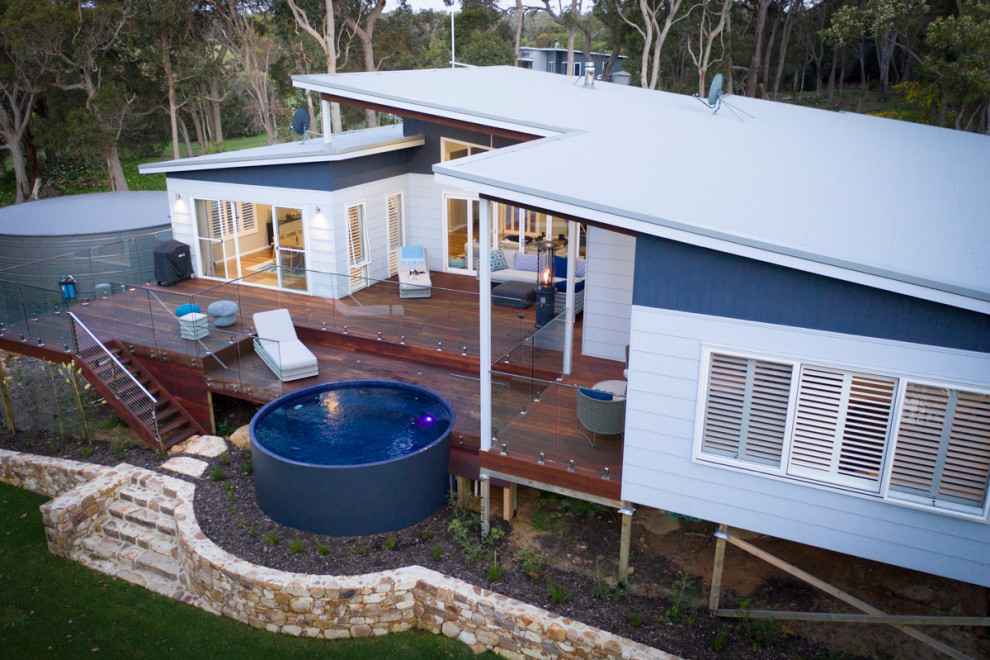 Idées déco pour une petite piscine hors-sol et arrière campagne ronde avec une terrasse en bois.