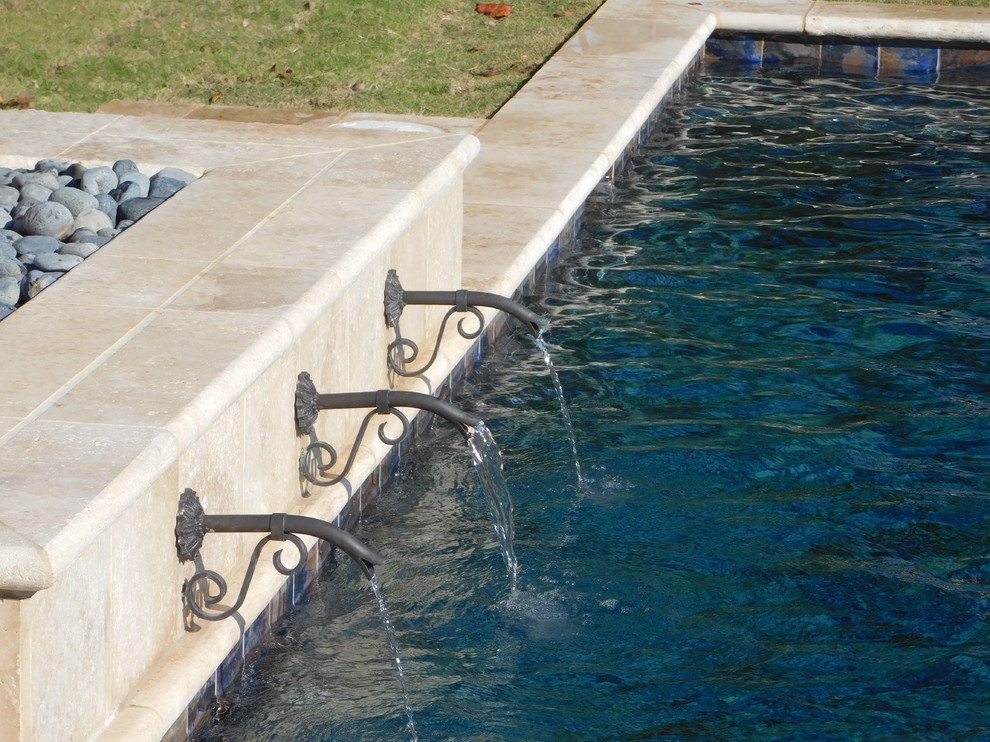Inspiration för en mellanstor medelhavsstil rektangulär pool på baksidan av huset, med en fontän och naturstensplattor