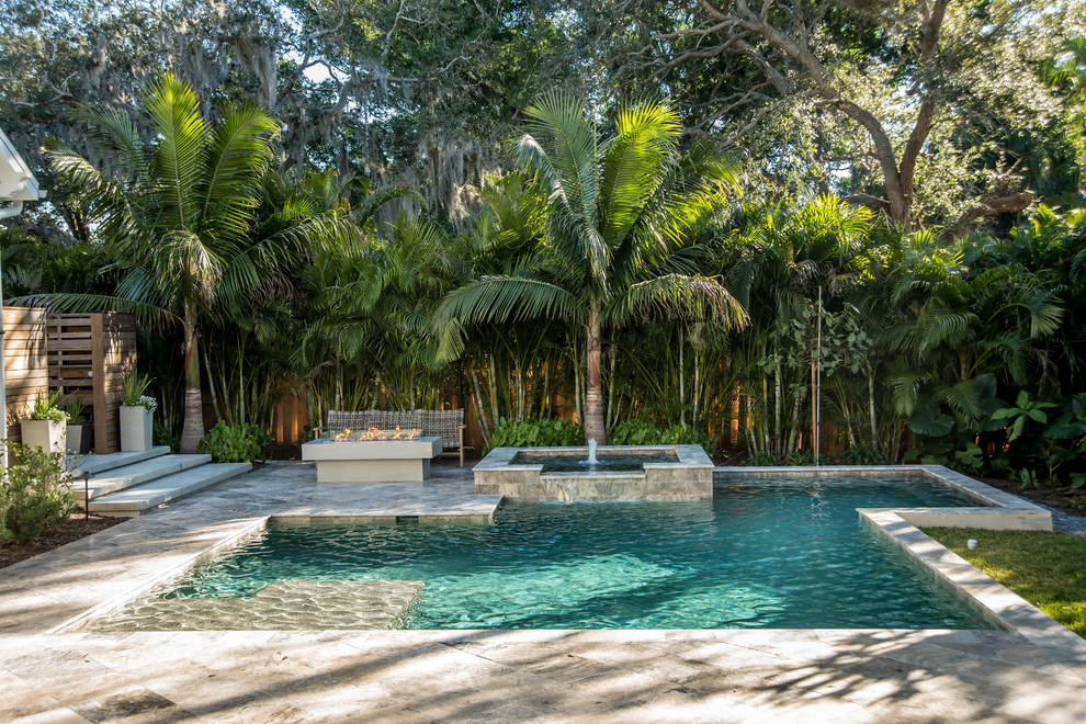 Modelo de piscina con fuente contemporánea, a medida, en patio trasero, con suelo de baldosas