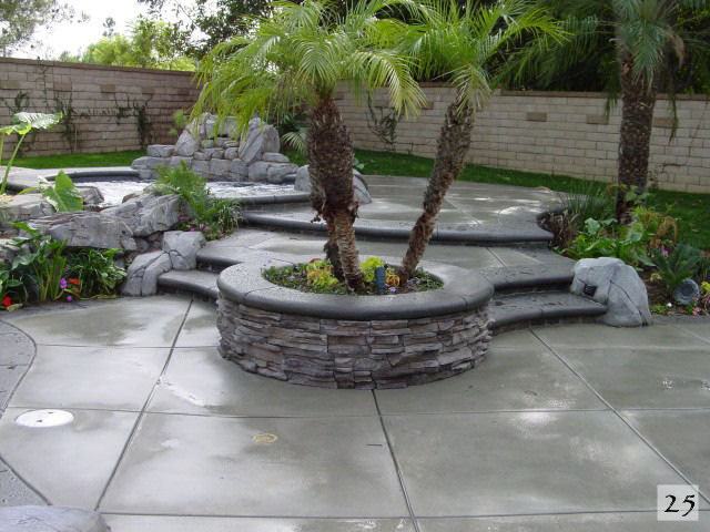 Exemple d'une grande piscine naturelle et arrière craftsman sur mesure avec un point d'eau et une dalle de béton.