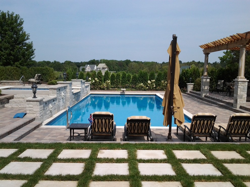 Idées déco pour une piscine classique.