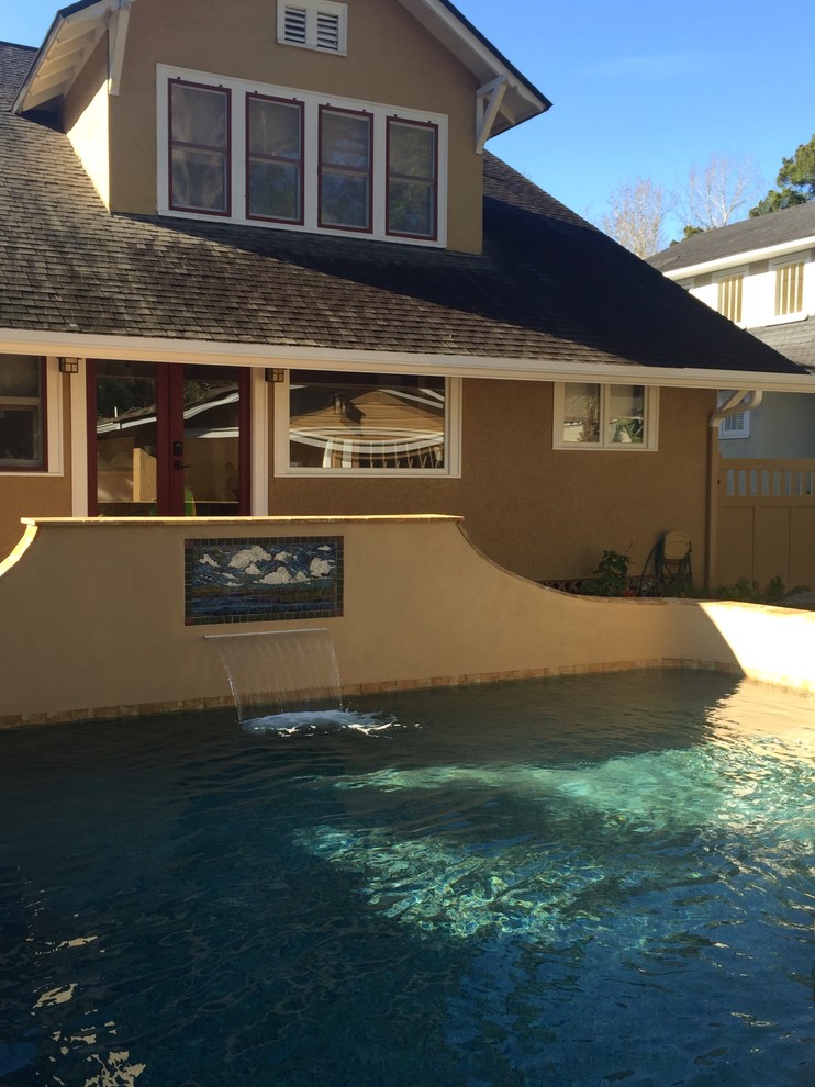 Idee per una piccola piscina naturale american style personalizzata dietro casa con fontane e pavimentazioni in pietra naturale