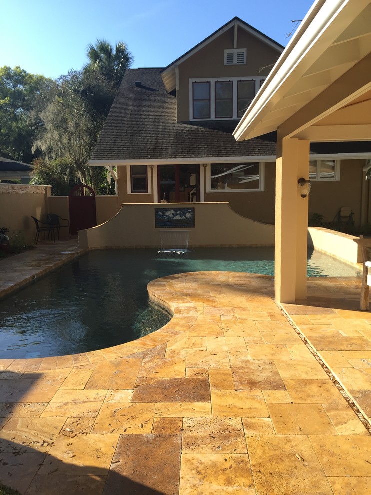 Ispirazione per una piccola piscina naturale american style personalizzata dietro casa con fontane e pavimentazioni in pietra naturale