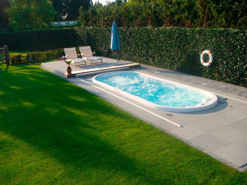 Idee per una grande piscina fuori terra contemporanea rotonda dietro casa con una vasca idromassaggio e pavimentazioni in pietra naturale
