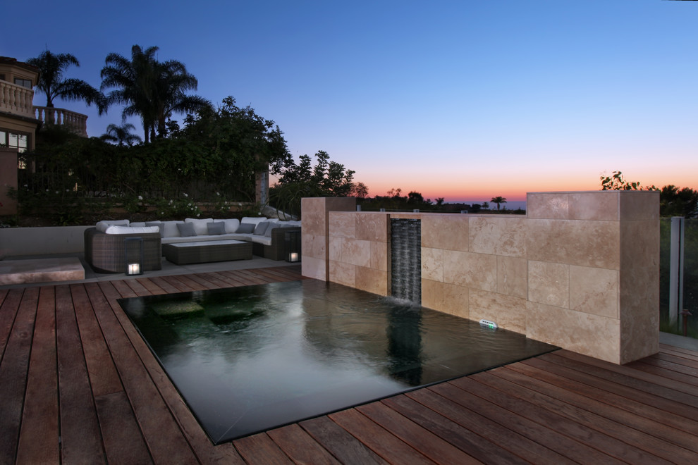 Свежая идея для дизайна: бассейн-инфинити среднего размера, произвольной формы на заднем дворе в современном стиле с фонтаном и настилом - отличное фото интерьера