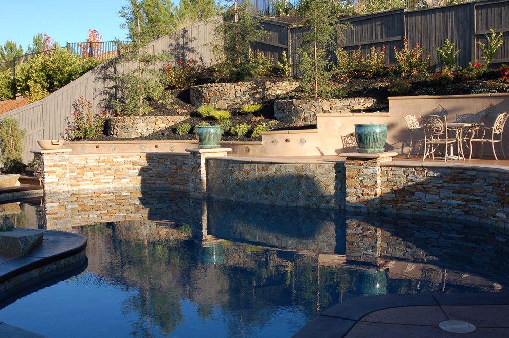 Großer Klassischer Pool hinter dem Haus in individueller Form mit Natursteinplatten in Sacramento