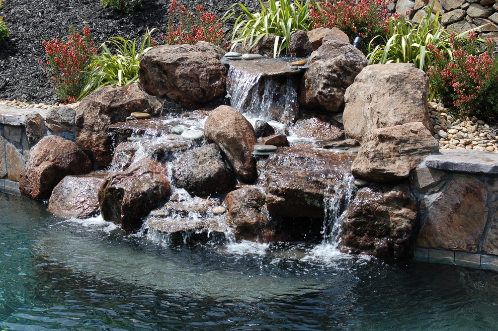 Идея дизайна: естественный бассейн среднего размера, в форме фасоли на заднем дворе в современном стиле с фонтаном