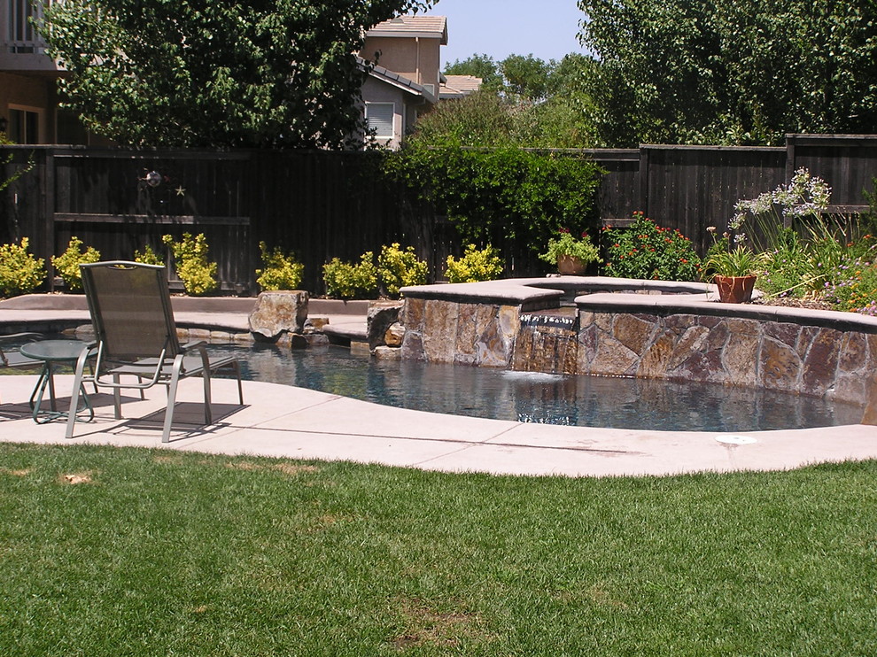 На фото: маленький бассейн произвольной формы на заднем дворе в классическом стиле с джакузи для на участке и в саду