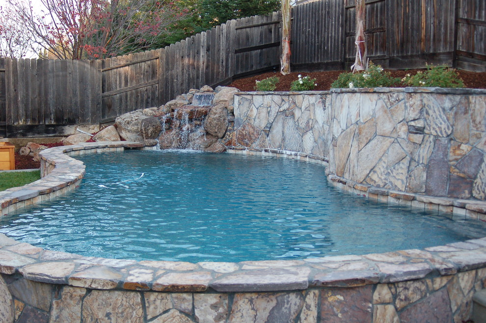 Diseño de piscina con fuente rural pequeña a medida en patio trasero con adoquines de piedra natural