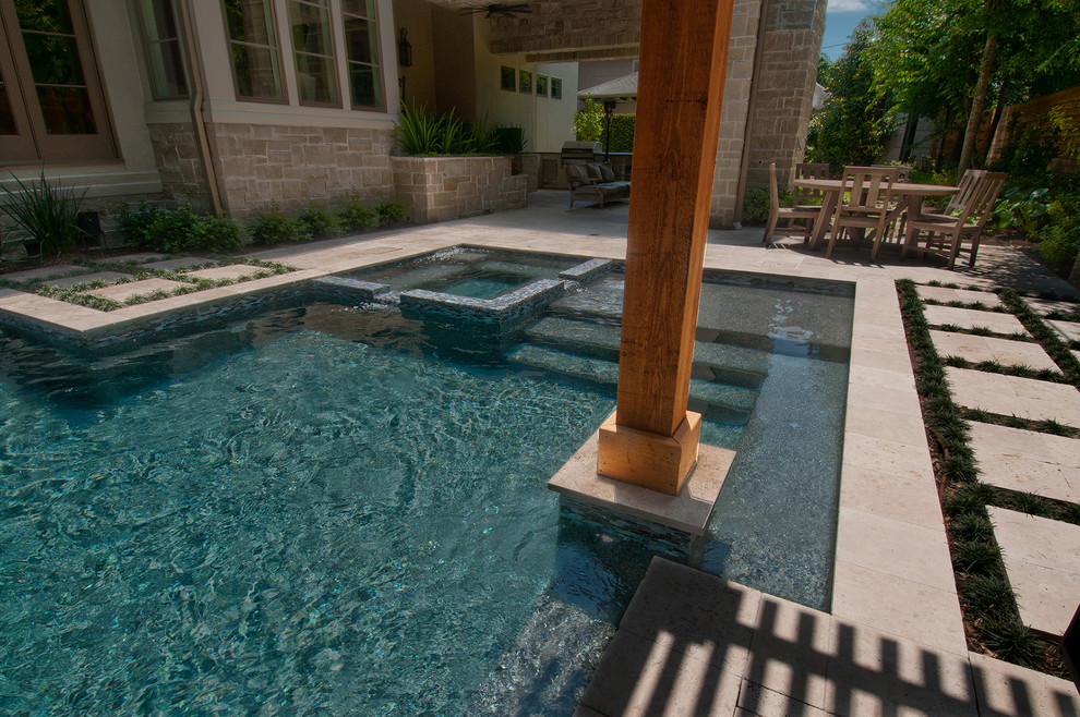 Пример оригинального дизайна: угловой бассейн среднего размера на заднем дворе в классическом стиле с настилом
