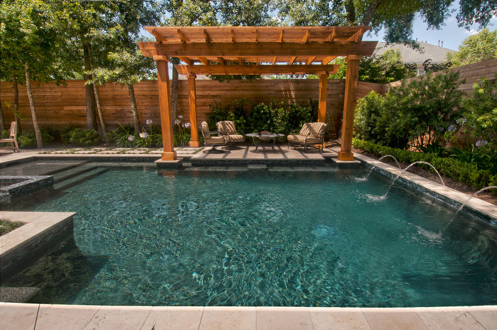 Idée de décoration pour une piscine arrière tradition en L de taille moyenne avec une terrasse en bois.
