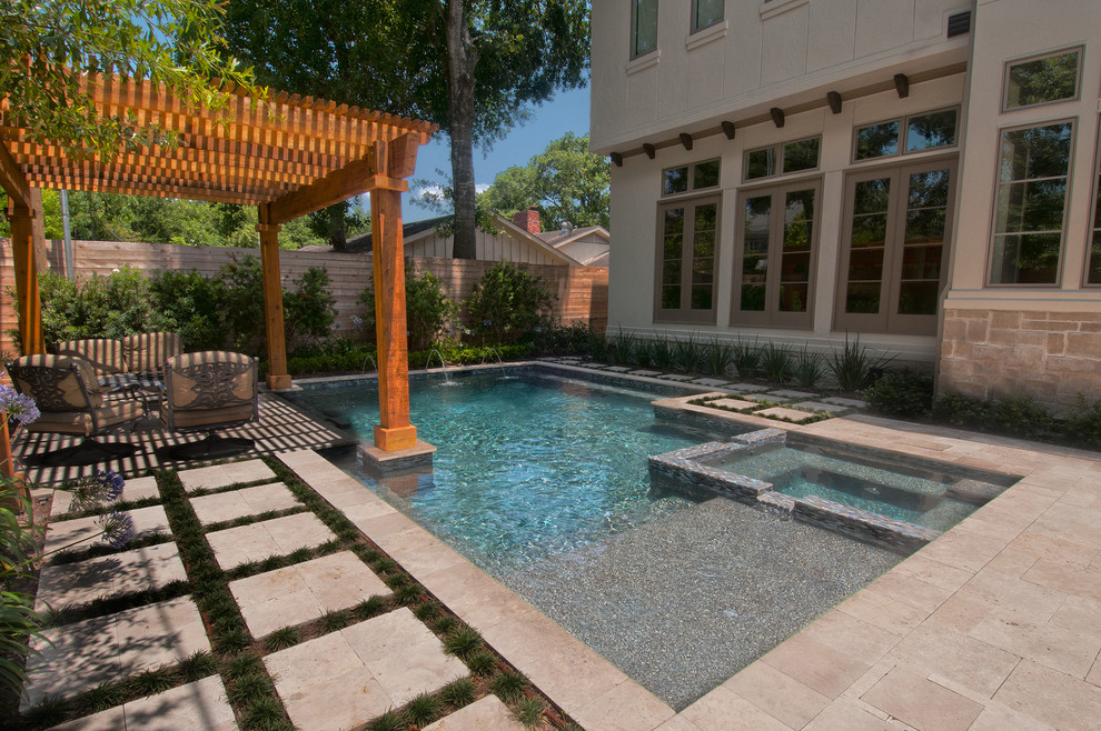 Diseño de piscina tradicional de tamaño medio en forma de L en patio trasero con entablado
