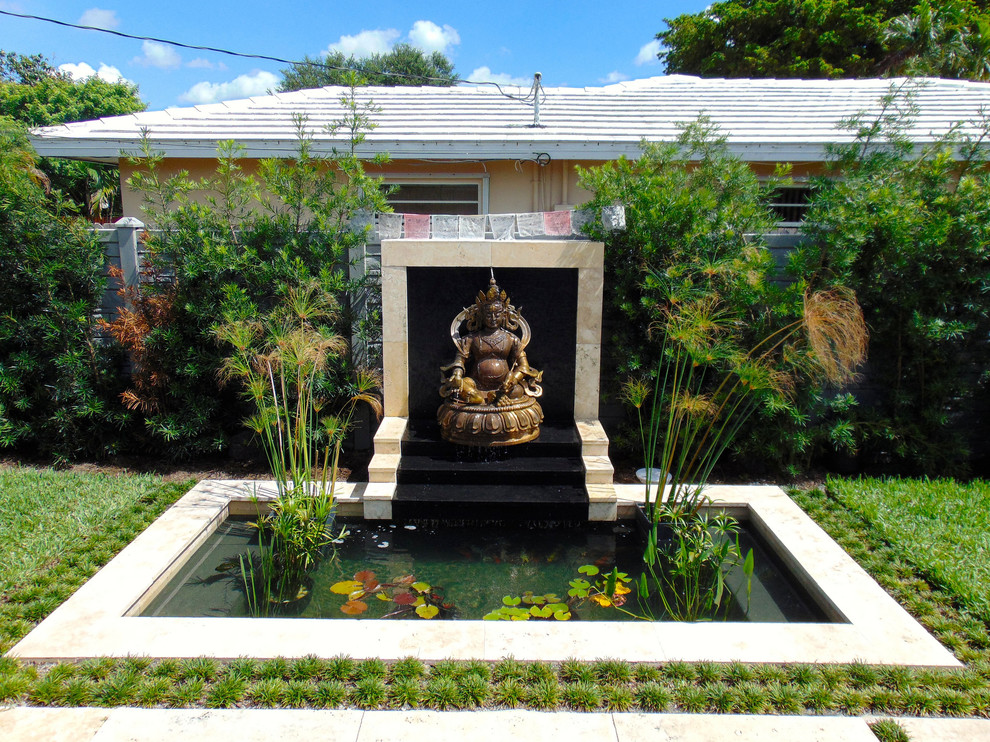Idee per una piccola piscina naturale tradizionale personalizzata dietro casa con fontane e pavimentazioni in pietra naturale