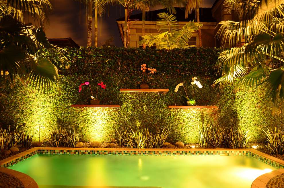 Diseño de piscinas y jacuzzis alargados de estilo zen de tamaño medio rectangulares en patio trasero