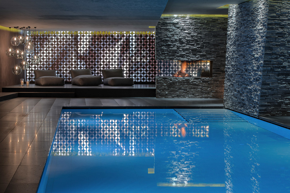 Réalisation d'une piscine intérieure design rectangle et de taille moyenne avec du carrelage.