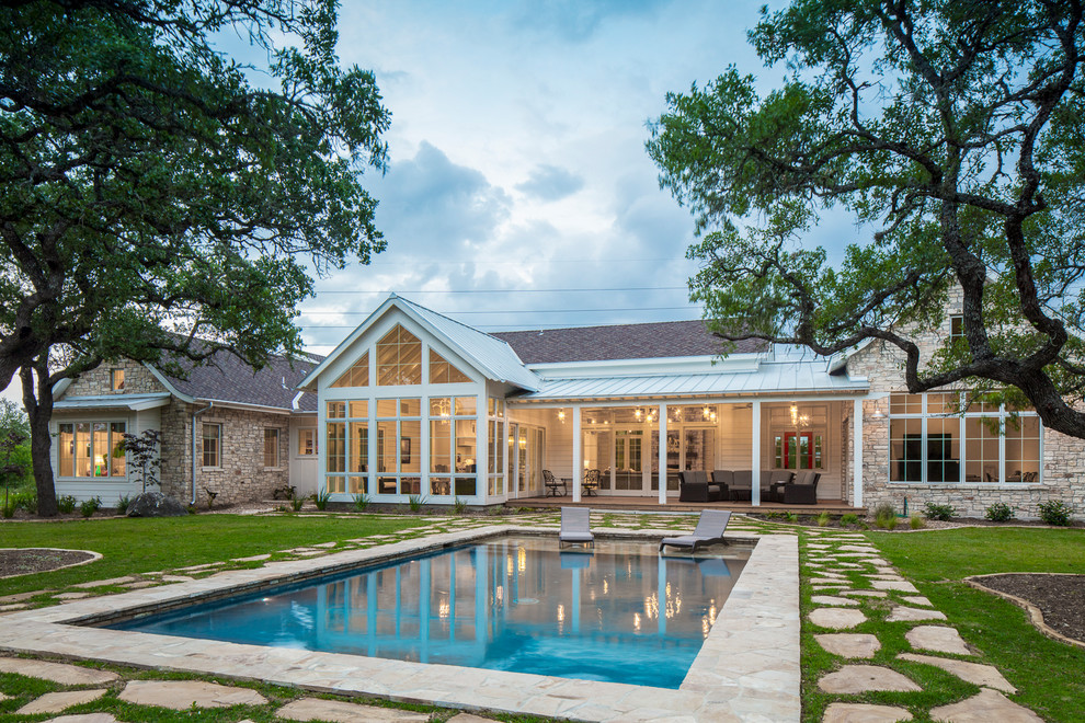 Стильный дизайн: прямоугольный бассейн на заднем дворе в стиле кантри с покрытием из каменной брусчатки - последний тренд